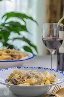 Macarrones con alcachofas y setas