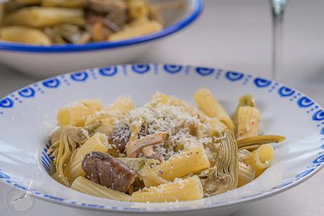 Macarrones con alcachofas y setas