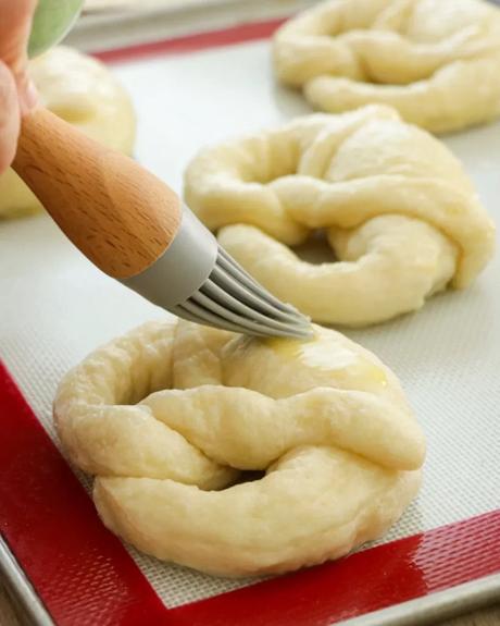 pincelar con huevo los pretzels