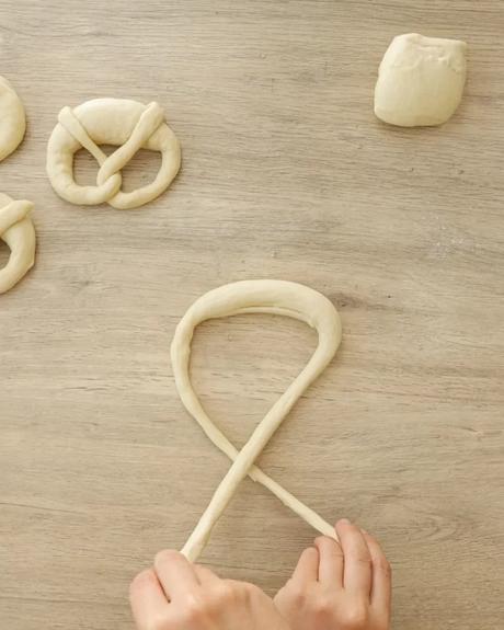 como formar pretzel paso 1