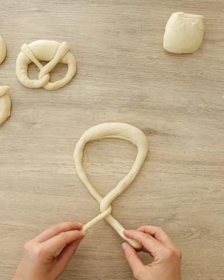 como formar pretzel paso 2