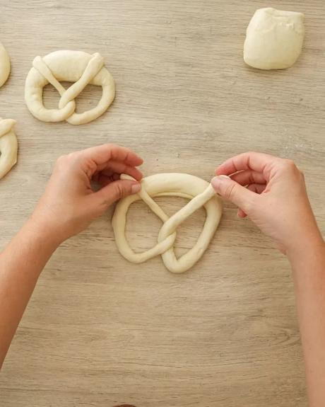como formar pretzel paso 3