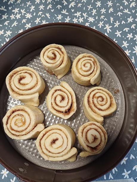 rollos de canela en molde redondo