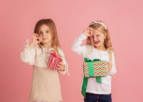 Niñas con regalos de comunión