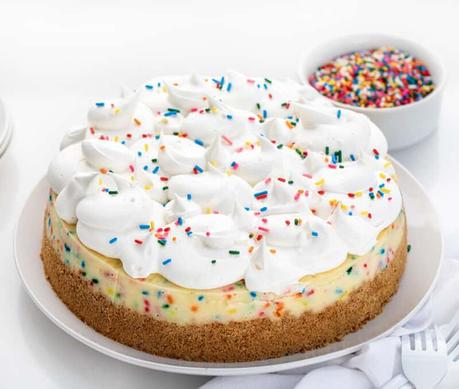 Cheesecake de Cumpleaños con Chispas de Colores