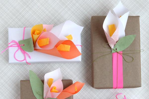 flores de papel para adornar regalos