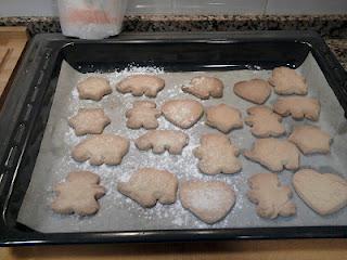 Mamá y M con las manos en la masa