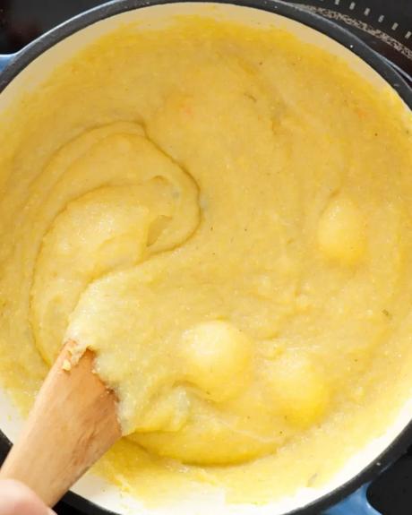 añadir el queso a la polenta