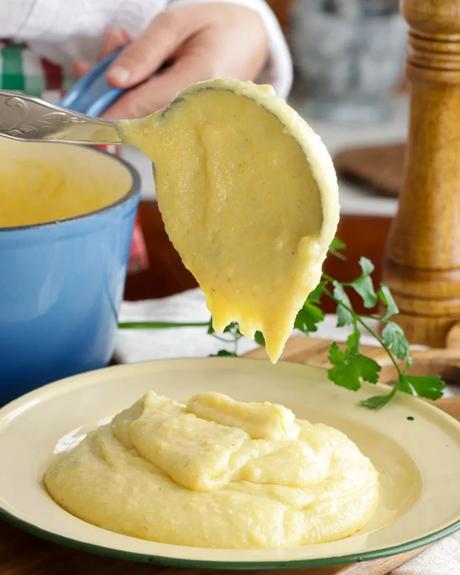 polenta cremosa en plato