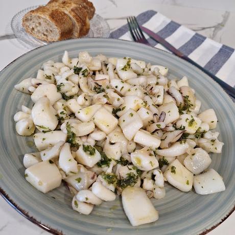 Sepia salteada con ajo y perejil