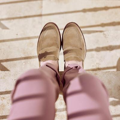 Primer plano de mocasines de ante claro para hombre y pantalón de vestir casual