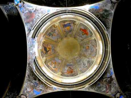 Bajo la cúpula de San Ferdinando de Nápoles