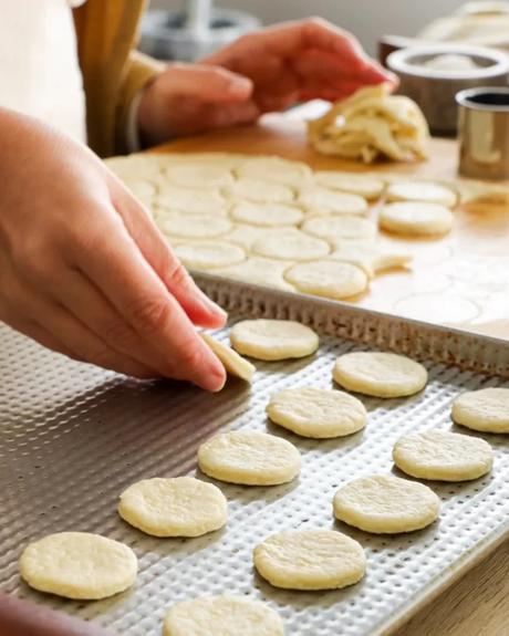 Galletitas de Queso colocar sobre una fuente para horno