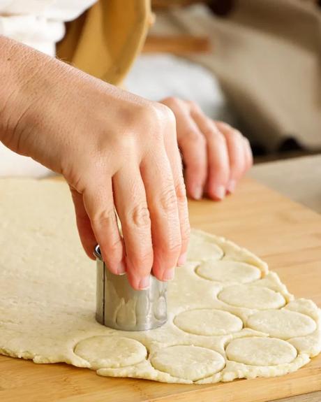 cortar las masa de galletitas