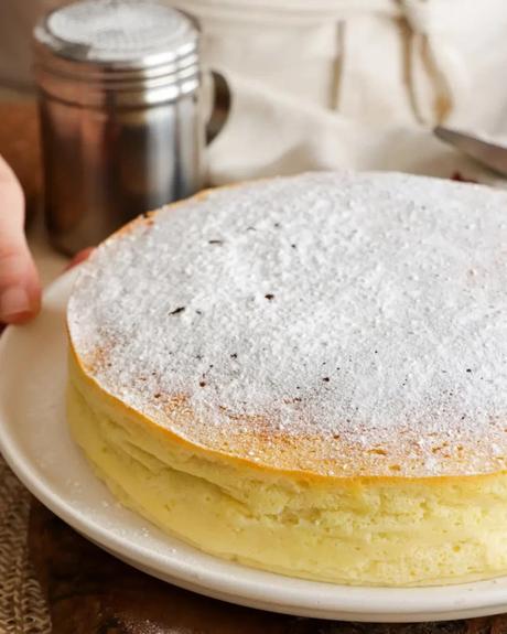 cheesecake japones entero cubierto con azucar glas