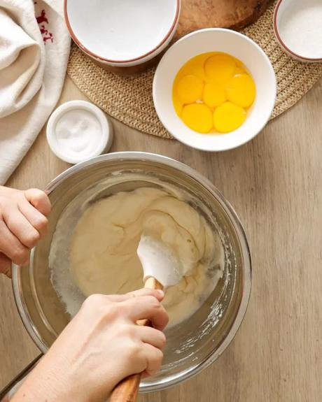 mezclar queso crema sobre baño maria
