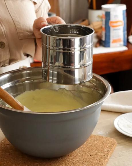tamizar la harina dentro del bowl