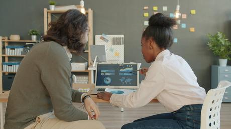 Equipo de marketing revisando rendimiento de anuncios y conversiones en una laptop