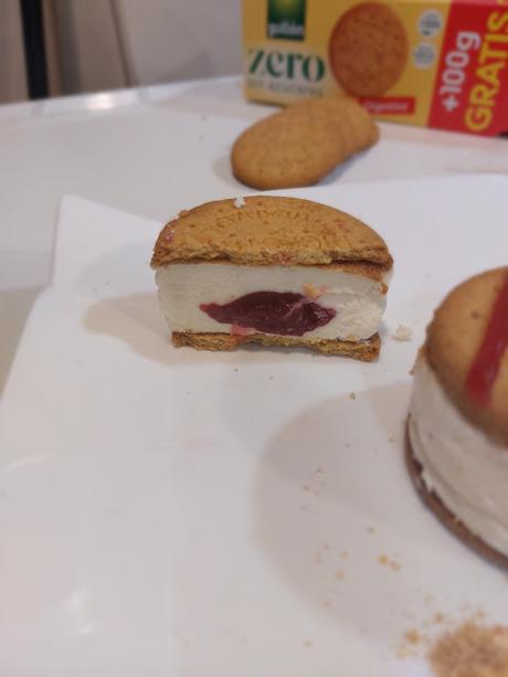 SANDWICH DE  GALLETAS ZERO DIGESTIVE CON MOUSSE DE QUESO Y CENTRO DE FRUTA ROJA