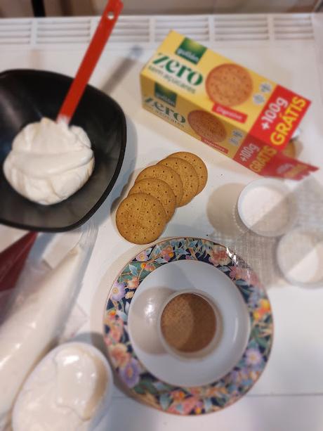 SANDWICH DE  GALLETAS ZERO DIGESTIVE CON MOUSSE DE QUESO Y CENTRO DE FRUTA ROJA