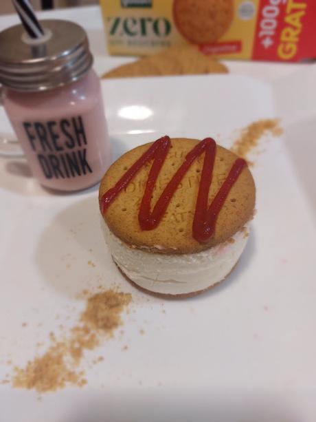 SANDWICH DE  GALLETAS ZERO DIGESTIVE CON MOUSSE DE QUESO Y CENTRO DE FRUTA ROJA