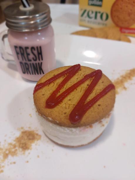 SANDWICH DE  GALLETAS ZERO DIGESTIVE CON MOUSSE DE QUESO Y CENTRO DE FRUTA ROJA