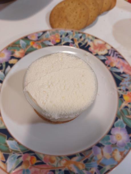 SANDWICH DE  GALLETAS ZERO DIGESTIVE CON MOUSSE DE QUESO Y CENTRO DE FRUTA ROJA