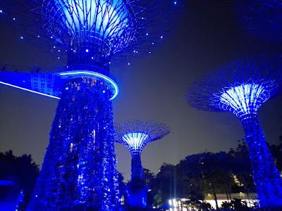 Árboles gigantes iluminados en Gardens by the Bay