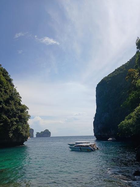 Paisaje tropical de Phuket con mar turquesa y montañas de piedra caliza en Tailandia