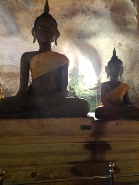 Estatuas budistas dentro de la cueva del templo Wat Suwan Khuha