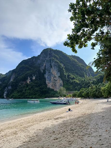 Playa de Phi Phi Don con arena blanca y aguas cristalinas