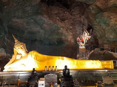 Gran Buda dorado reclinado dentro del templo Wat Suwan Khuha