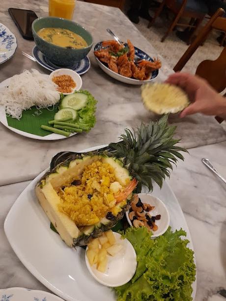 Piña rellena servida en restaurante típico de Phuket