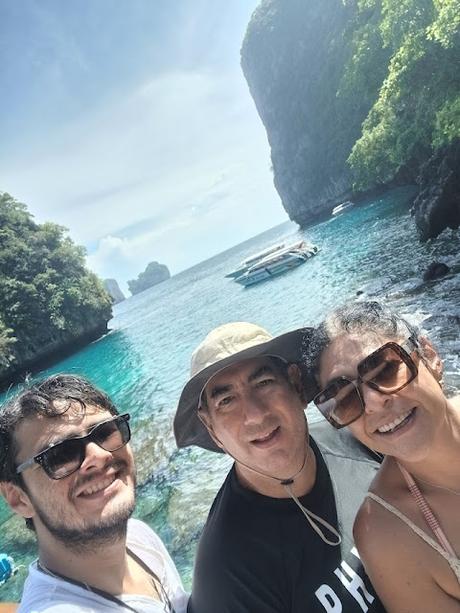 Vista de la bahía de Phang Nga con montañas de piedra caliza y mar turquesa