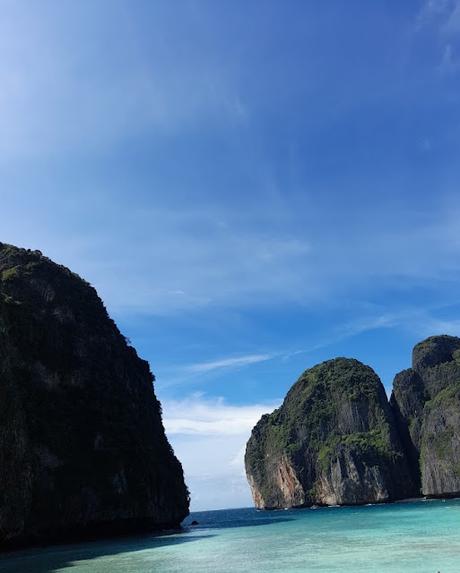 Vista de aguas turquesa y formaciones rocosas en la bahía de Phang Nga cerca de Phuket, Tailandia