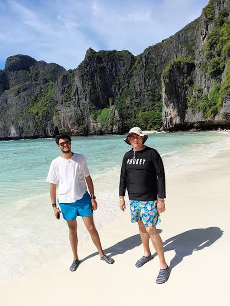 Padre e hijo disfrutando de las aguas turquesa de Maya Bay