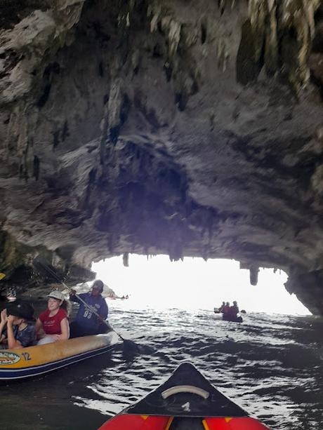 Recorrido en canoa por la cueva Tum Lod Nai entre manglares en la bahía de Phang Nga
