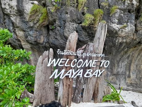 Letrero de bienvenida a Maya Bay en las islas Phi Phi