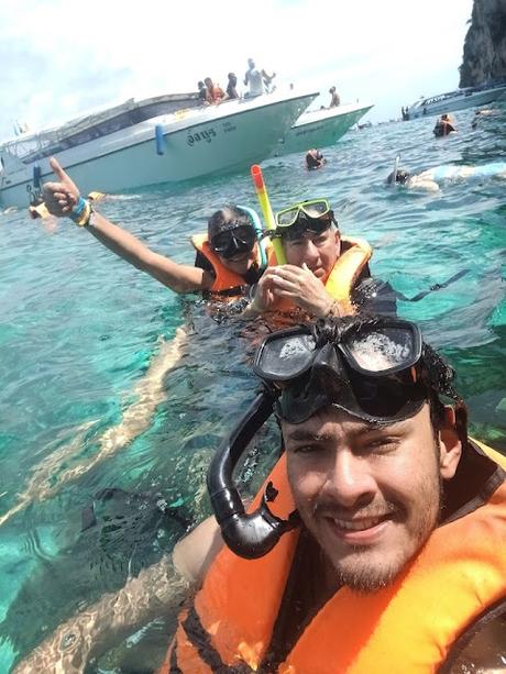Viajeros practicando snorkel en Green Island cerca de Phi Phi