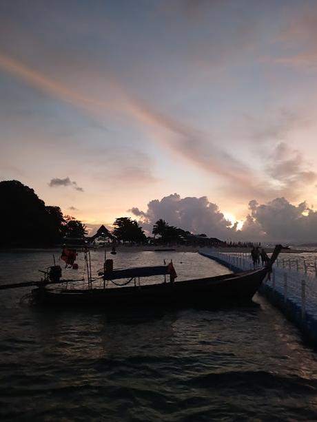 Puesta de sol tropical en Khai Nok Island