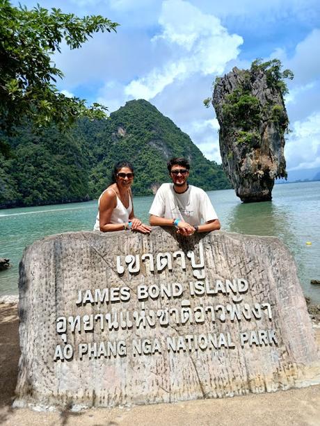 Viajeros frente a la famosa isla de James Bond en la bahía de Phang Nga