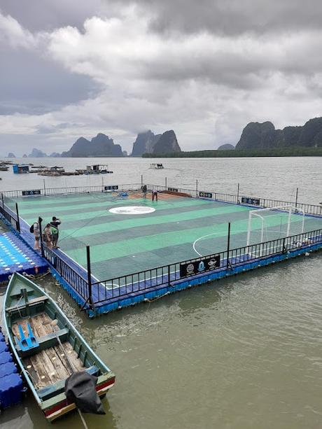 Cancha de fútbol flotante en el pueblo de Panyee en Tailandia