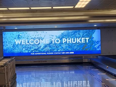 Letrero de bienvenida en el aeropuerto internacional de Phuket, Tailandia