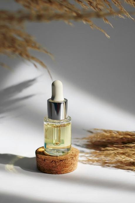 Aceite vegetal en un pequeño gotero transparente