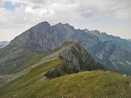 Cumbres Avenas desde Mogrovejo Cumbres Avenas desde Mogrovejo