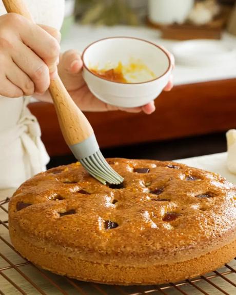 pintar la torta con mermelada