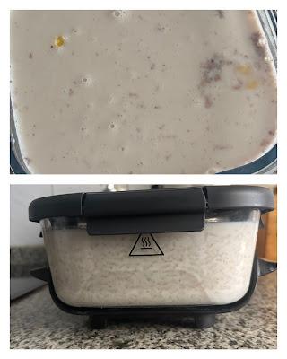 Arroz con leche reposando en el recipiente pequeĂąo de cristal con su tapa hermĂŠtica antes de meterlo en la nevera.