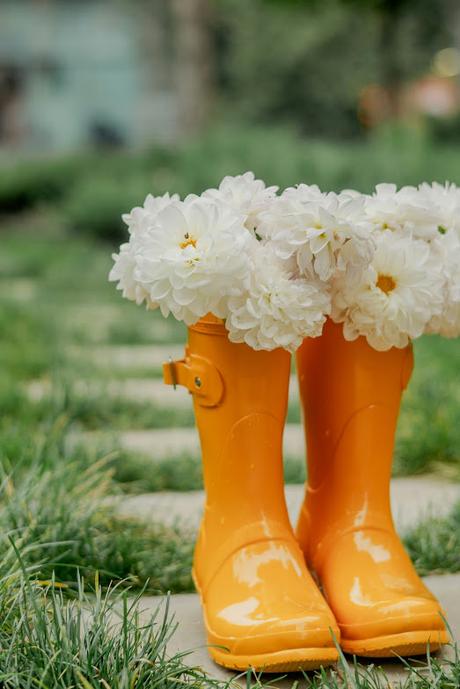 Botas de agua naranjas con flores blancas en su interior