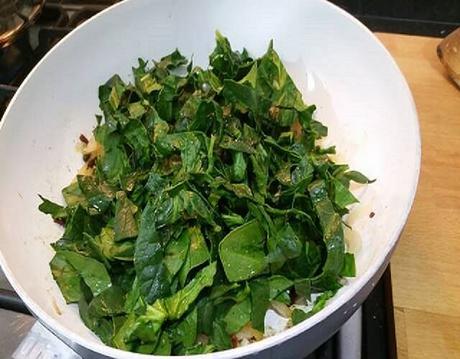 Macarrones con salmón y espinacas