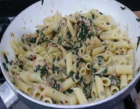 Macarrones con salmón y espinacas
